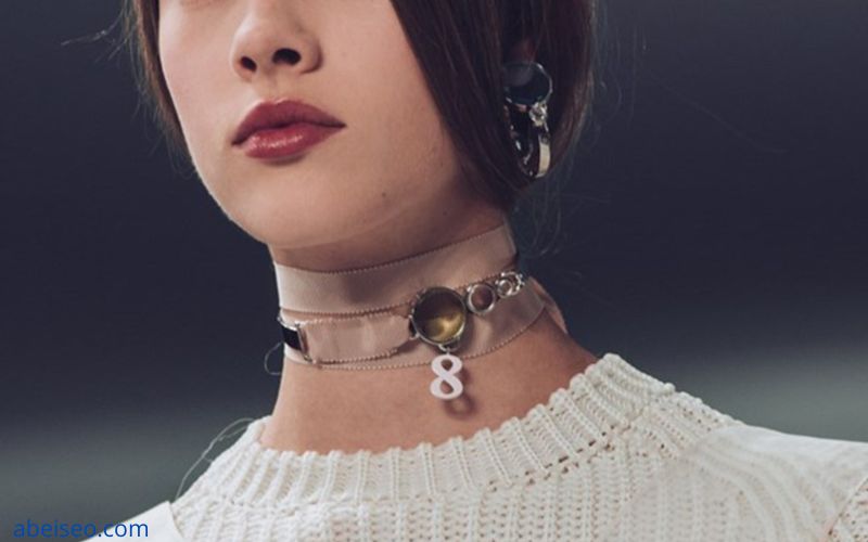 Để chọn được chiếc vòng cổ choker phù hợp, bạn cần cân nhắc đến nhiều yếu tố như chất liệu, kiểu dáng, màu sắc và cách kết hợp với trang phục