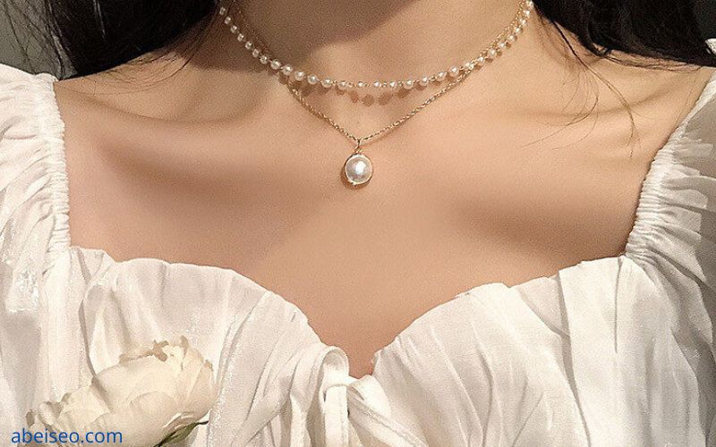 Vòng cổ choker có sức hấp dẫn đặc biệt nhờ vào sự đa dạng và tính linh hoạt của nó